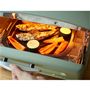 付属のプレートでグリル料理も。<br>ふたをして調理することでグリルパン内の温度を330℃まで高めることができ、焼く、煮る、蒸す、炊く、温め、オーブン料理や油を使用しないヘルシー料理など多彩な調理をお楽しみいただけます。