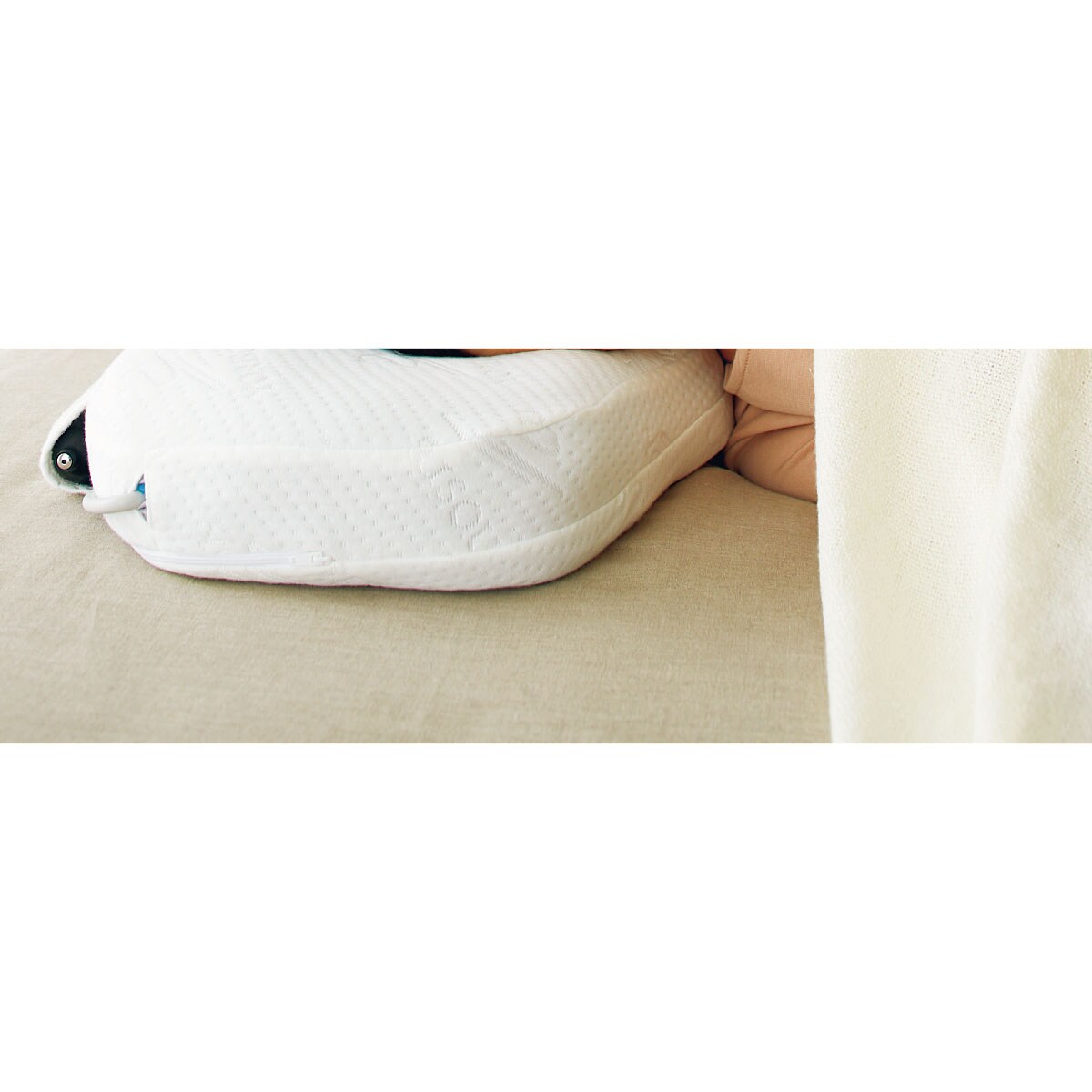 首と肩に寄りそう枕 - 寝具の通販ならセシール(cecile)