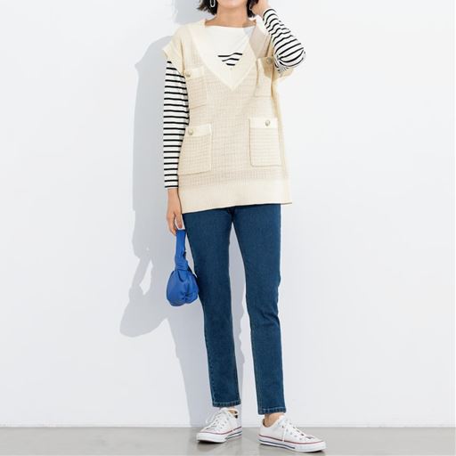 ピタッとしすぎず、程よくフィットするスキニーパンツ。計算されたサイズ感とデザインではきやすく、着まわしに活躍。