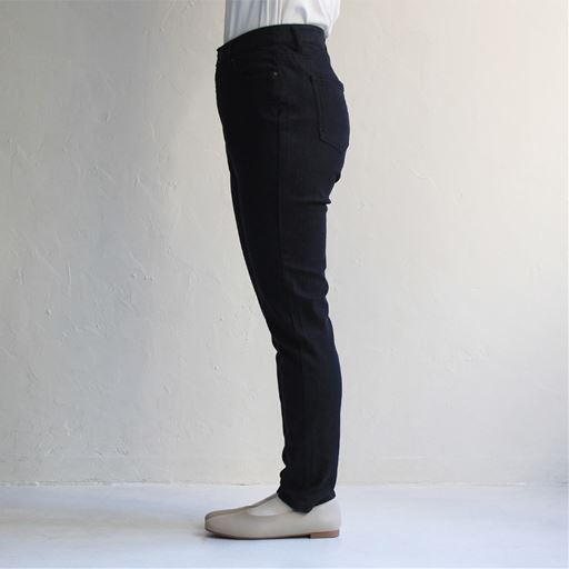 スタッフ身長150cm、61-91(股下68cm)、ブラック系着用