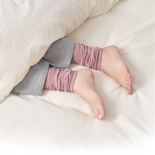 おやすみ中や室内での冷え対策に。シルク100%の冷えとりウォーマー。<br>ピンク着用例<br>(パジャマの下に着用しています。)