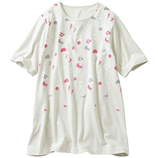 パールグレー<br>(1)ゆったり5分袖で動きやすく、二の腕の冷えをカバー。(2)腰まわりすっぽりで体のラインが出にくい。