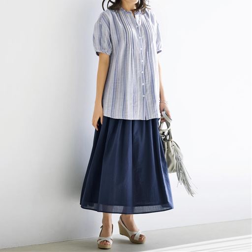 ふわりと裾にかけて広がるシルエットがフェミニン。