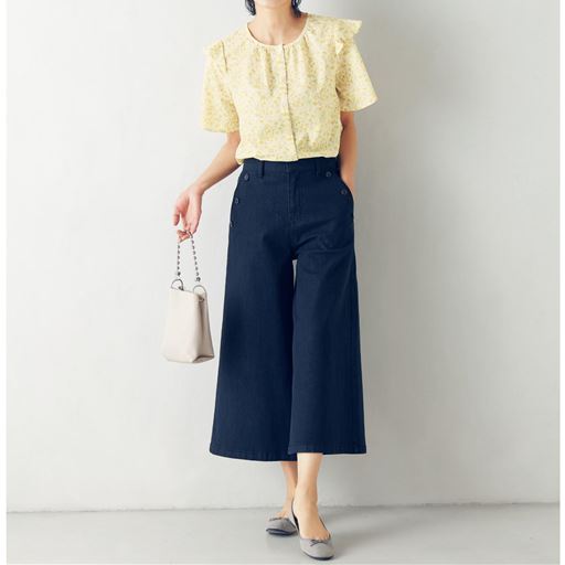 濃色のパンツと合わせて、フリルブラウスの存在をグッと引き立たせた春夏のお出かけコーデ♪