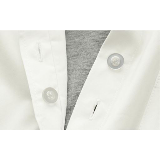 胸元の隠しボタン 胸元の広がりやすい部分に隠しボタンを装着。