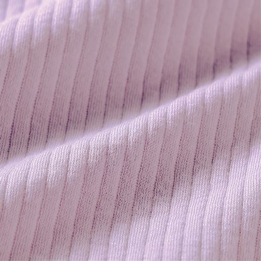 綿×麻針抜きフライス。<br>麻は肌ばなれの良さと、綿よりすぐれた吸水速乾性をもつ天然繊維。リブ調の編み地の凹凸で、さらに肌当たり軽やか。
