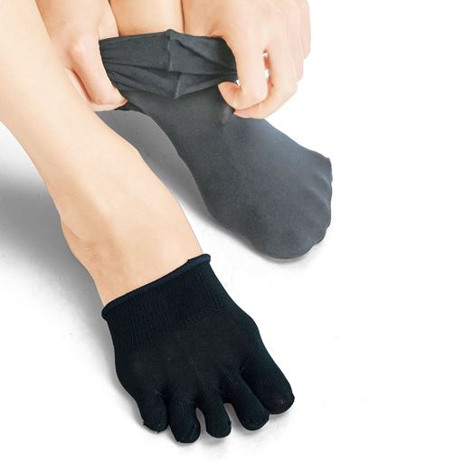 ソックスやタイツのインに重ね履きして、足指の冷えやムレを防止!シルク混5本指ハーフソックス(同色2足組) ブラック着用例