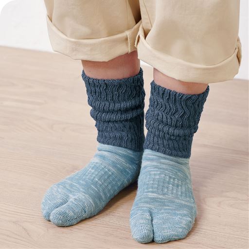 足首まわりは、締め付け感が少ないやわらかな綿素材の二重編みで冷えを解消。 ブルー系着用例