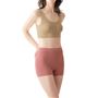 伸縮性が高くなめらかな肌あたりの成型編み素材を開発。男性女性、さまざまな体型にフィットするはきごこちを目指しました。 <br><br>着用例