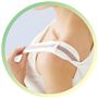 裏側にストラップを通せるスナップテープを付けて、ストラップのズレを防止。