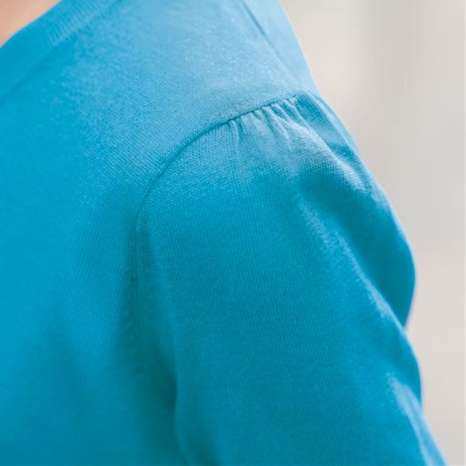 立体感のある袖山デザインで肩まわりのきゅうくつさを軽減。