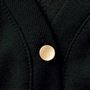 さりげない胸元のボタンはシャンパンゴールド。リッチな印象が加わります