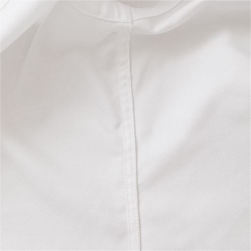 ホワイト裏側 丁寧な「折り伏せ縫い」で仕上がりはフラットに。