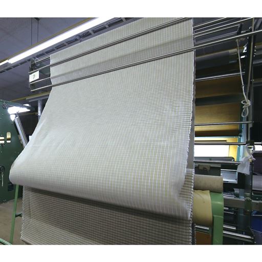播州織は兵庫県西脇市を中心に長い歴史を持つ、国産高級先染め織物。受け継がれてきた職人の技巧が、鮮やかな柄と独特の風合いを醸し出します。