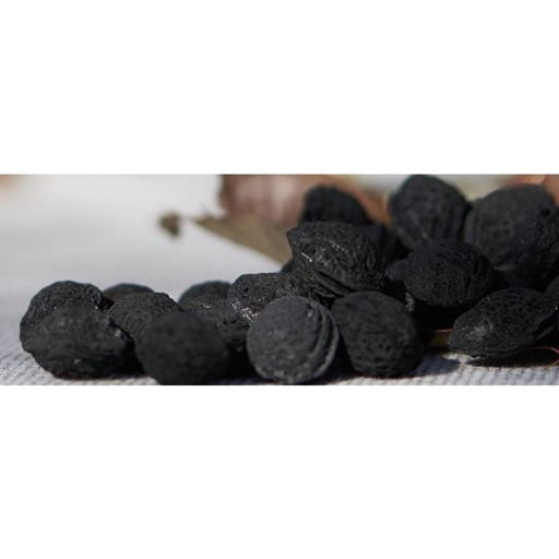 梅の種を炭化させた梅炭。梅炭は多孔質で表面積が広く、一般的な木炭に比べて高い消臭機能があります。