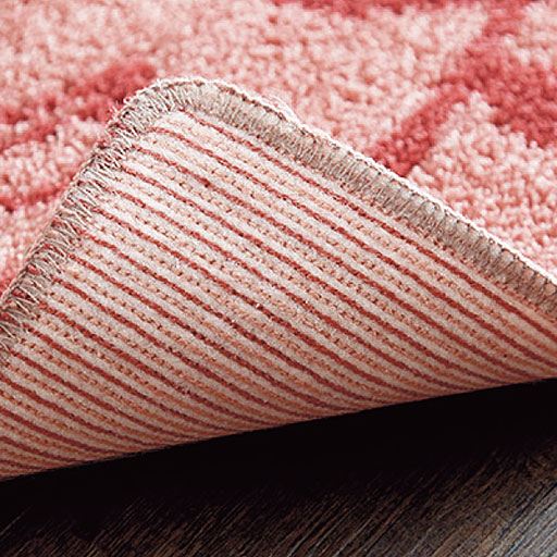 ピンク<br>裏面はすべりにくい加工でズレにくく、掃除機もかけやすい。