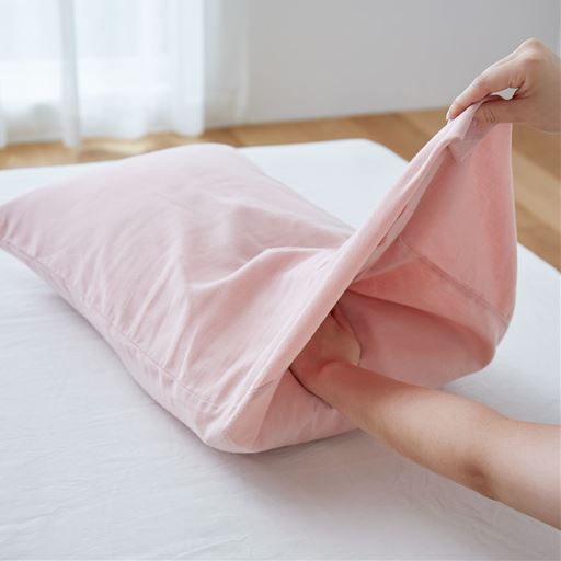 枕カバーは封筒式なので、余った部分を折り込んでサイズ調整が可能。