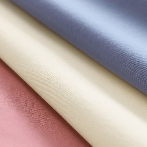 ハリのある光沢感が魅力の綿100%ツイル生地を使用。シワになりにくく耐久性も高いのが特長です。