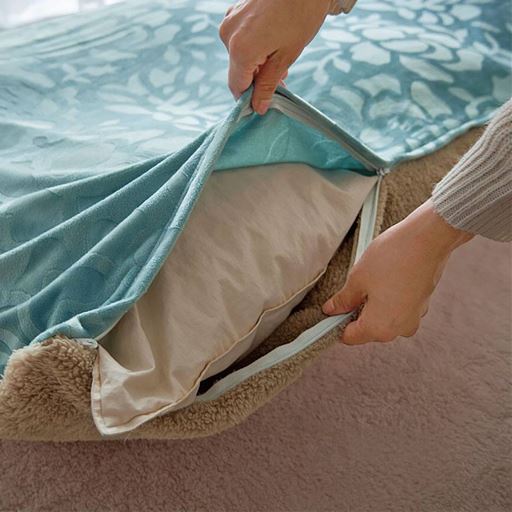 ターコイズブルー(花柄)<br>カバータイプの毛布なので、どんなに動いても毛布と布団がズレません。
