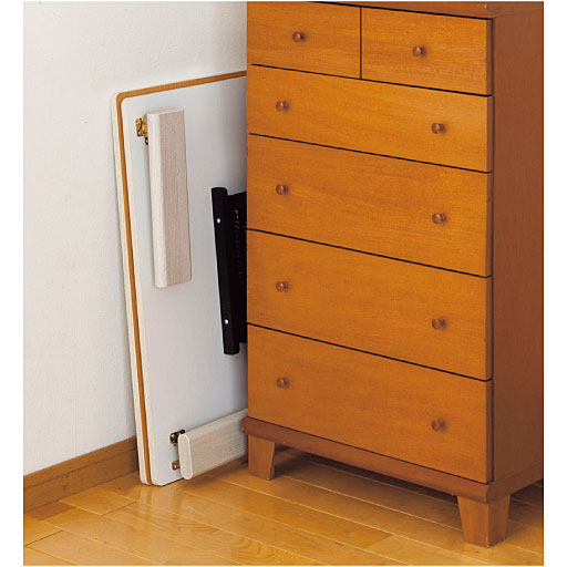 脚を折りたたんで家具のすき間などにすっきり収納可能。