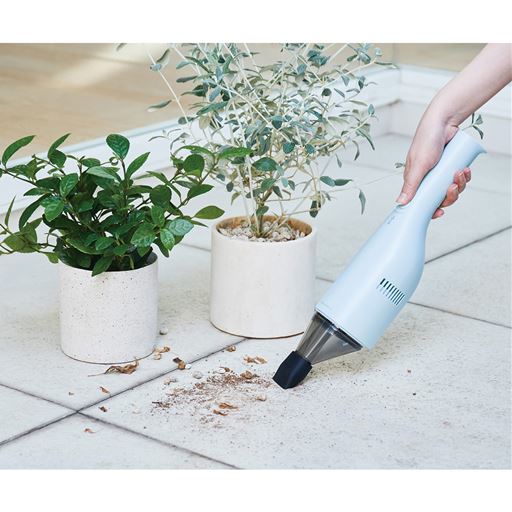 【ウエットノズル】玄関の泥汚れの吸い取りも手を汚さずにサッと片付けられます。