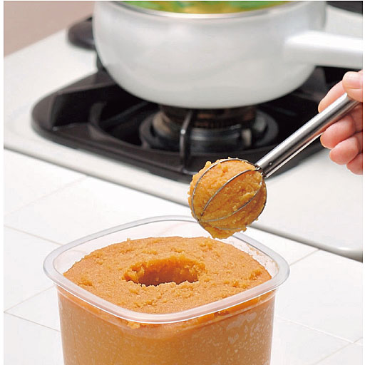 お味噌に差して、くるっと回すだけで簡単に計量できる便利なマドラー。そのままお鍋で溶かせるのでお味噌汁などを一定の味付けで作ることができます。塩分の取りすぎ対策にも。