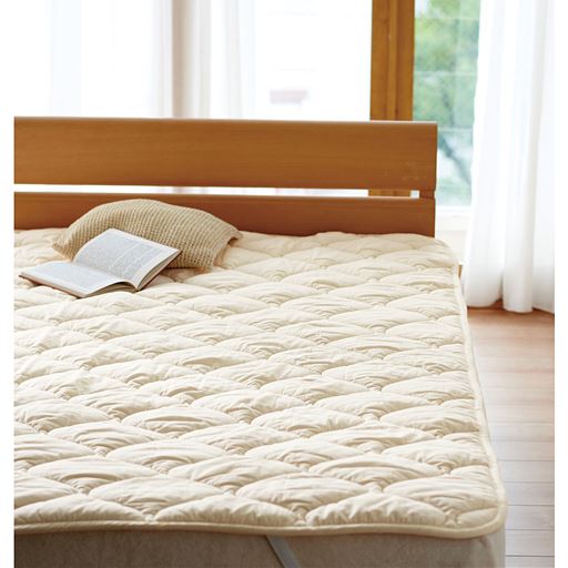 アイボリー<br>1枚プラスするだけで差がつく、羊毛100%の洗えるベッドパッドです。