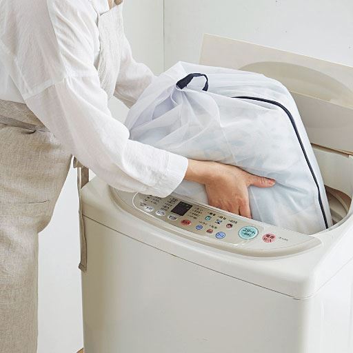 ネットに入れて、ご家庭の洗濯機で気軽に洗えます。<br>※写真はイメージです。