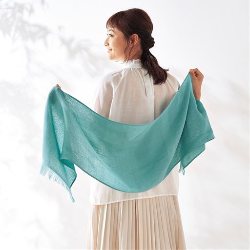 ライトターコイズ<br>約160cmの長さでコーディネートにも合わせやすい。