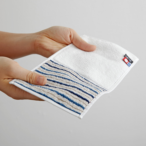 C (花衣×水衣) 裏面<br>二つ折りでポケットに入れてもかさばらず、手を拭くのにも丁度いいサイズ。