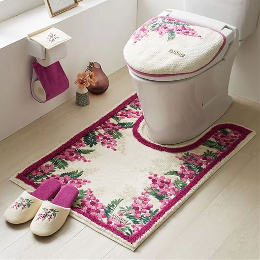 ピンク系 ※商品はトイレマットです。<br>エンボス加工で立体的に柄を表現。トータルコーデで優雅なトイレ空間に。