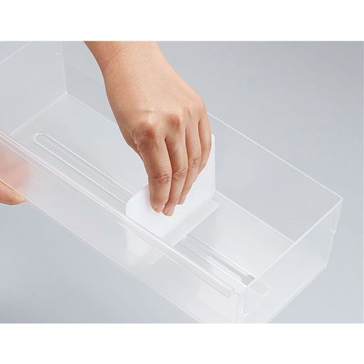 収納物に合わせてスライドできる仕切り板付き。