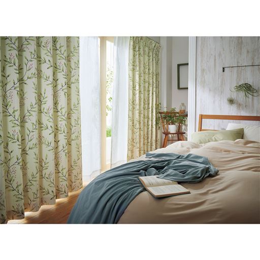 グリーン ※レースカーテンはVP-505を使用しています。<br>和室にも洋室にも合わせられる、やさしい色合いの遮光カーテンです。