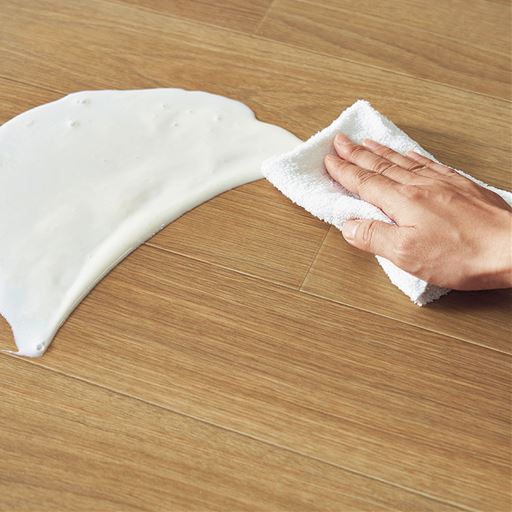 はっ水加工を施してあるので、汚れてもサッと拭くだけ。