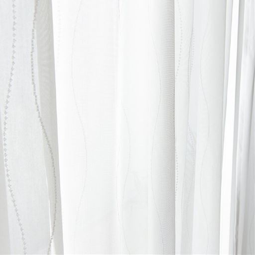 オフホワイト<br>どんなドレープカーテンにも合わせやすい、シンプルでスタイリッシュな印象。