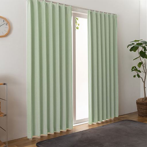 グリーン<br>上品な質感で、どんなお部屋にもなじみやすい無地の防炎遮光カーテンです。