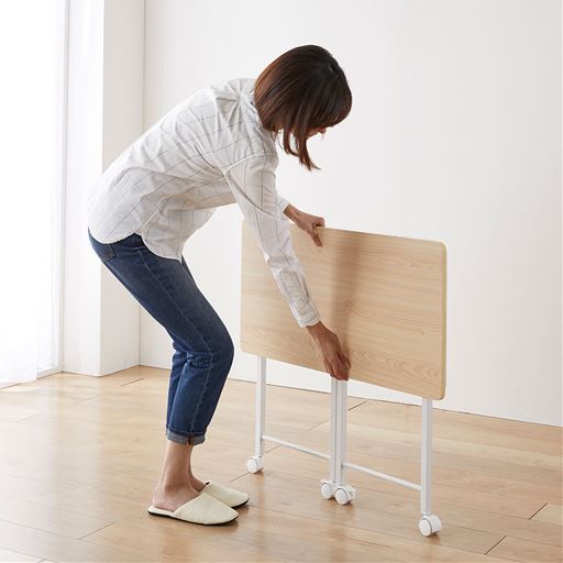 簡単なアクションでたためます<br>(3)裏面の金具で脚部フレームをロックします。