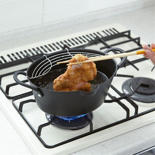 菜箸ではつかみにくい大きなトンカツ…。<br>安定してつかめないと、鍋の中に落としてしまって油はねなどの危険もあります。