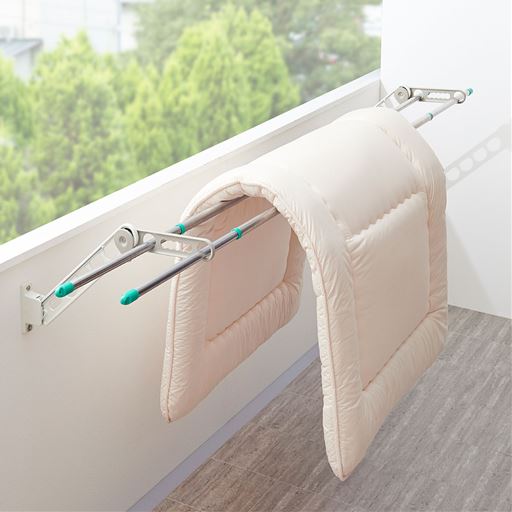 通常より内側の高い位置に、竿を水平に2本設置できるので、布団干しにも便利。枕も干せます。