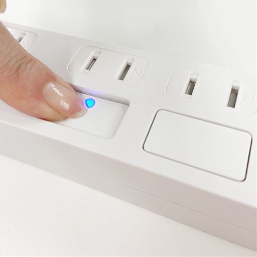 フラットスイッチ部分。ブルーLEDで通電状態もわかりやすい!