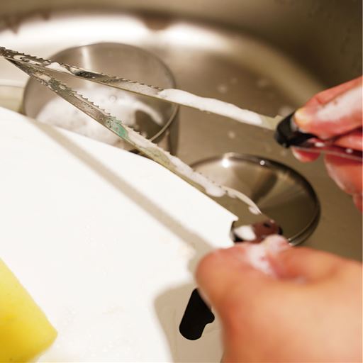 刃は本体の両サイドにあるボタンを押せば簡単に外れ、水洗いできて清潔に保てます。