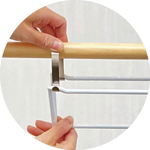 固定用バネはしなやかに曲がるので取り付けも簡単です!