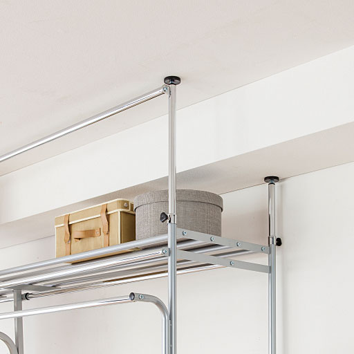 天井面の突っ張りパイプはそれぞれ独立して伸縮するので、梁などがあっても設置できます。<br>※梁がある場合サイドカーテンはお使いいただけません。