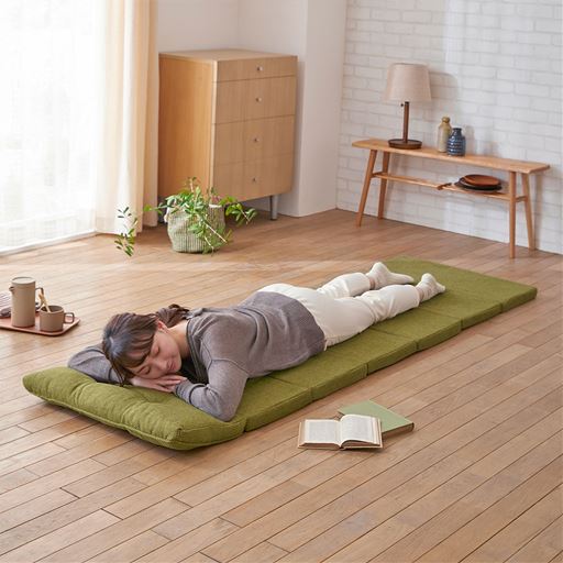 グリーン<br>マットレスの端がピロー仕様でごろ寝にぴったり。