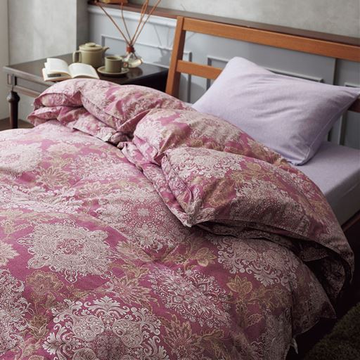 ピンク系(合掛け+肌掛け布団)<br>季節に合わせて快適に眠れる、2枚合わせ羽毛掛け布団です。