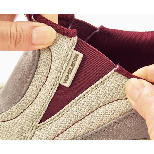 両サイドのゴムで甲にフィット。<br>脱ぎ履きもラクラク。