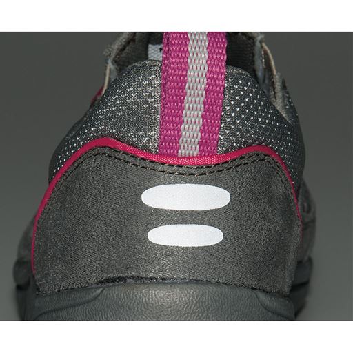 かかとに反射材付きで夜道のウォーキングも安心。