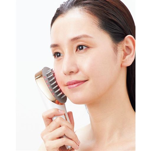 お顔の筋肉もEMS(※電流で筋肉を刺激する運動)でケア