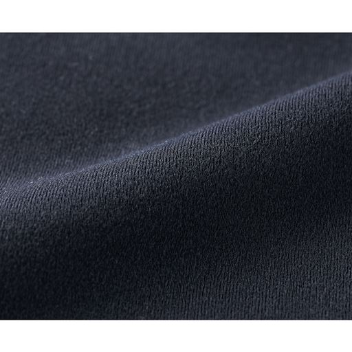 裏側は微起毛で肌あたりが柔らかくあたたかさも。 身生地〈肌側〉