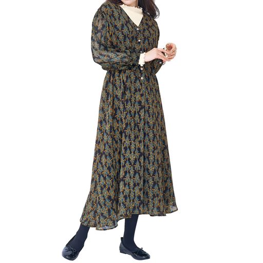 アイボリー 着用例<br>フェミニンなコーデに<br>袖口と衿は重ね着のアクセントになるメロウ仕上げ。程良いフィット感の着心地です。
